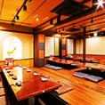 【最大65名様までご利用可能】＜10名以上・20名以上・30名以上用途に応じた個室有＞掘りごたつのお座敷をはじめ、人数や用途に合わせたお席をご用意可能です。新年会など各種会社宴会や、同窓会、二次会など様々なシーンにご利用いただけます。大人数でのご宴会や貸し切りもお気軽にご相談ください。