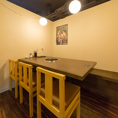 3名様、4名様、6名様がけのテーブル席をご用意しております。