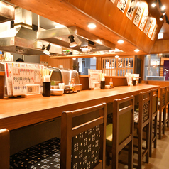 職人による調理を目の前で楽しめるカウンター席は15席ございます。一人飲みやデートにおすすめです◎