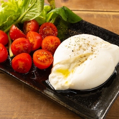 ブッラータとトマトのカプレーゼ