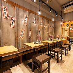 【本場博多の屋台の雰囲気】活気のある雰囲気が特徴の店内。大人気の飲み放題付きコースも多数ご用意!会社のご宴会や友人との少人数宴会・女子会・二次会など、様々なシーンでご利用いただけます。博多劇場で心ゆくまで満喫し、心温まるひとときをぜひ皆さまでお過ごしください。