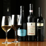 シェフ自ら買い付けた世界各地の厳選ワインを60種ご用意。メニューにないワインも。お声掛け下さい！