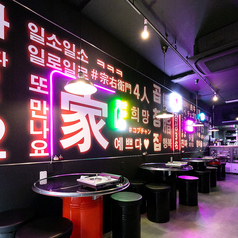 【女子会におすすめ◎4名席】ネオンが映える韓国居酒屋！2～4名さまのテーブル席はドラム式で、本場韓国に来たかのような雰囲気を味わえます！