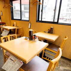 テーブルの2名席です。