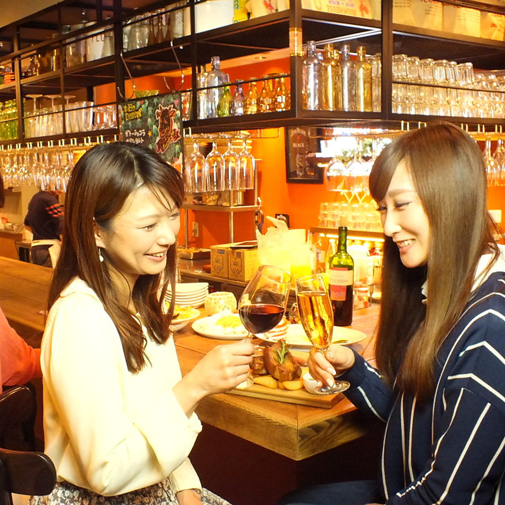 いつもにぎやかで陽気な雰囲気が漂う店内では自然に会話もはずむ♪L字カウンターも人気のお席です！