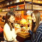 いつもにぎやかで陽気な雰囲気が漂う店内では自然に会話もはずむ♪L字カウンターも人気のお席です！