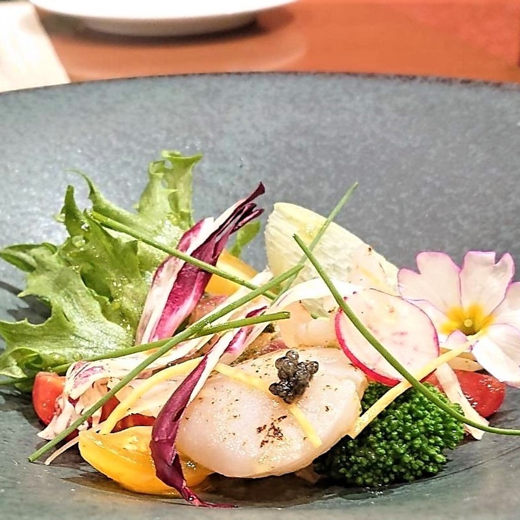 フレッシュな魚料理を白ワインと共に