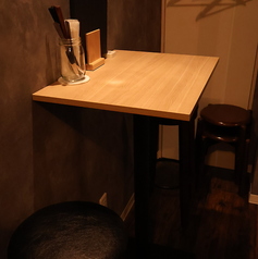 隠れたテーブル席。人目が気になる方はこちらのお席へどうぞ。隠れた席を使って、半個室として4名様まで着席可能です。