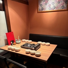 【テーブル完全個室：2名～16名様】大切な接待やお祝いに◎お子様連れのお客様も安心。2名～16名様対応の完全個室は落ち着いた贅沢空間。4席連結でグループ利用が可能。店内は京都発ブランド「SOUSOU」の四季折々の彩りと和の美意識が息づくデザインを配し、和モダンの趣を感じる独特の風情が漂います。