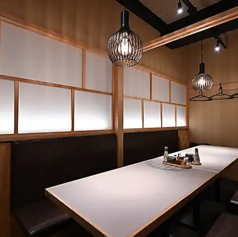 居心地の良いゆったり個室をご用意しております。木の質感と柔らかな照明が心地よい、リラックスできるお席です。少人数での飲み会や、ご家族での夕食にぜひ。