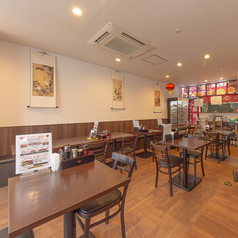 家族とのお食事にもぴったりな広々としたテーブル席で、みんなでわいわい楽しくお食事をお楽しみいただけます。