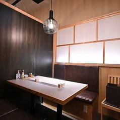 少人数での飲み会に最適です。6名様からご利用いただける、ちょうどいい広さの個室です。木のぬくもりを感じる空間で、リラックスしたひとときを過ごせます。