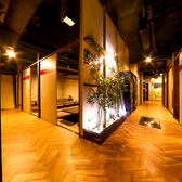 当店は、少人数での飲み会から最大60名様までの団体宴会に幅広く対応可能です。広々とした空間とゆったりとしたお席で、皆様に快適にお過ごしいただけます。ビジネス宴会や歓送迎会・同窓会など、多様なシーンに合わせて、最適なお席をご用意いたします。