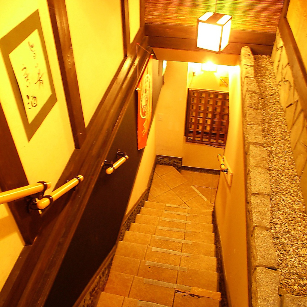 こちらが入口です！　駅から30秒、街のド真ん中にあります！　階段を降りて、くつろぎの空間へどうぞ