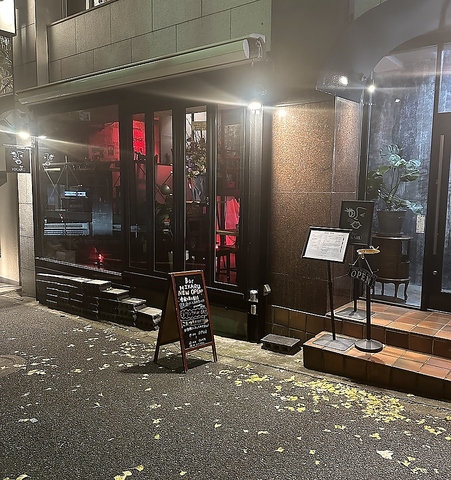 カジュアルながらも落ち着いた店内で。こだわりの日本酒やワインも味わえます。