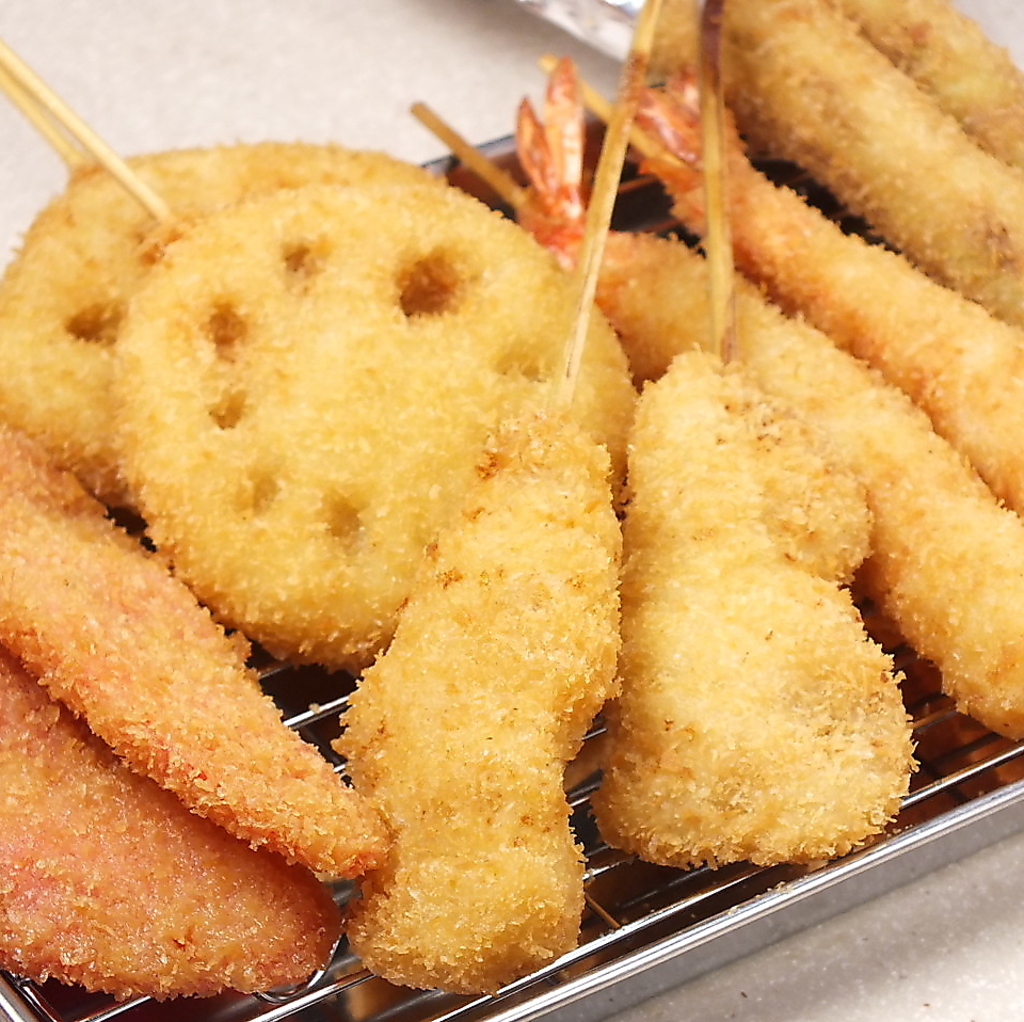 大阪下町生まれの串カツは、気軽に気さくに1本から♪毎日でも食べられるカリっと軽い衣が自慢です♪