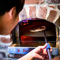 石窯で焼き上げるピッツァ