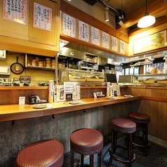 調理場が目の前に広がる、1階カウンター席。デートやご友人との食事はもちろん、お一人様でも気軽に立ち寄れる、心地よい空間です。