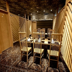 【各席違った雰囲気のデザイナーズ個室席】大人の為の落ち着いた雰囲気となっております。2名様~80名様までご利用可能な完全個室席は栄駅で接待や女子会、合コンなど各種宴会に最適なプライベート個室空間♪お得な宴会コースプランもご予算に合わせて3000円~ご用意。誕生日や記念日にお得なサプライズ特典もご用意◎◎ 