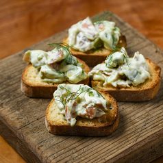 サーモンとアボカドタルタルのブルスケッタ