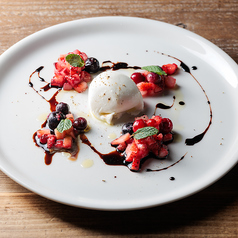 ブッラータチーズと季節のフルーツ