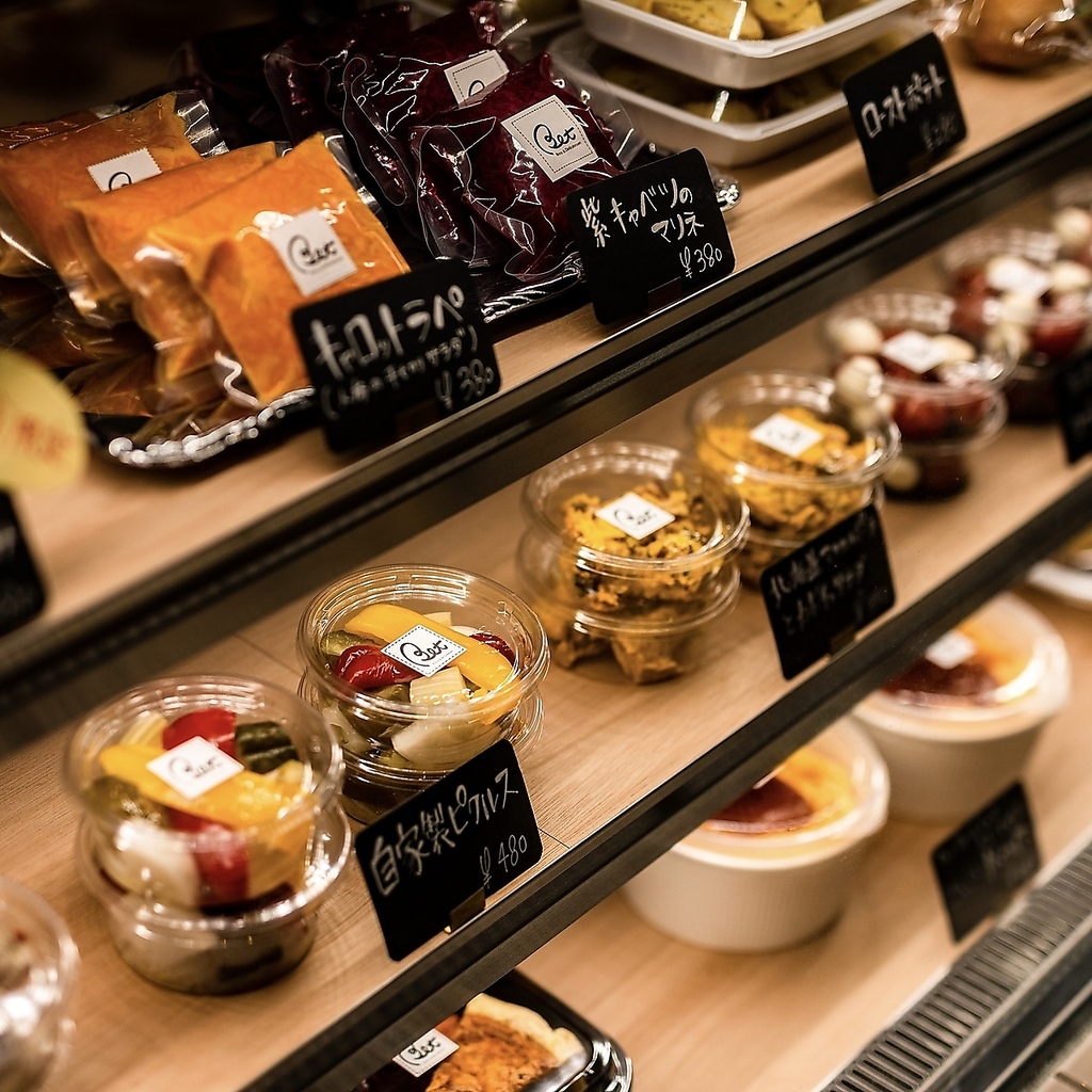 【11:30～22:00でお惣菜毎日販売中★】店頭のショーケースには、色彩豊かなお弁当とお惣菜がずらり♪