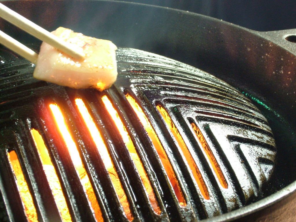 鍋があたたまったら、油をまんべんなくひきます