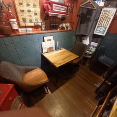 小さな店舗ですがゆっくりと寛いで頂けるように背もたれのある座り心地の良い椅子も配置しております。