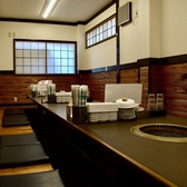 当店では、最大16名様までご利用いただける完全個室をご用意しております。プライベートな空間で、周囲を気にせずリラックスしながらお食事をお楽しみいただけます。心地よい雰囲気の中、ぜひごゆっくりとお寛ぎください。個室利用は6名様以上からお願いします。