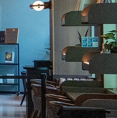 【テーブル席　2名様掛け×2席】お一人様でもゆったりと読書や音楽、カフェメニューをお楽しみいただけるお席です！コンセントやWi-Fi完備しておりますので、スマホやPCの充電も気兼ねなく行えます！