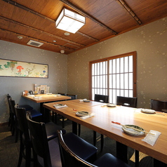 2階テーブル席は最大14名様まで、3階テーブル席は最大10名様までフロア貸切が可能です。各種宴会はもちろんのこと、ちょっとしたお祝い事などにも幅広くご利用いただけます。