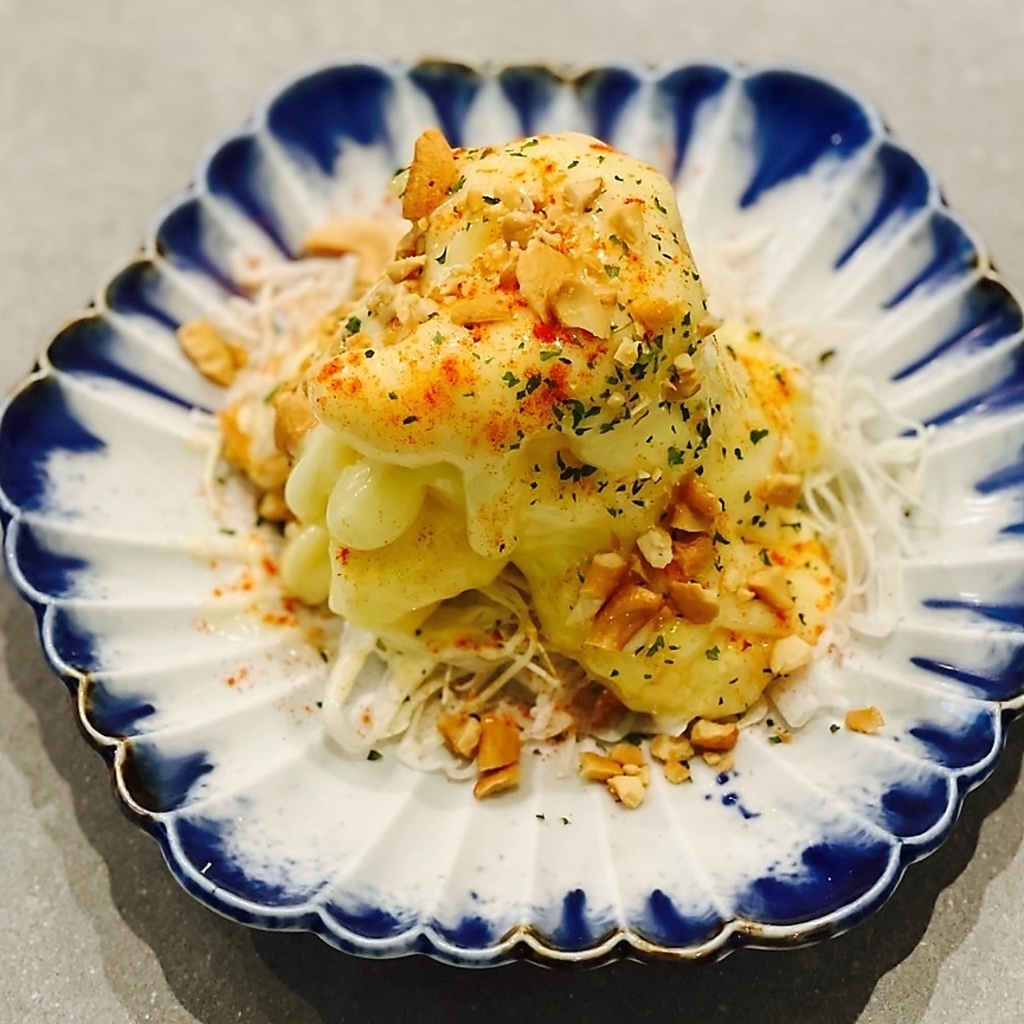 女性人気No.1！2L超えの大きな海老をカリッと揚げ、手仕込みの甘めマヨネーズで和えた絶品海老マヨ！