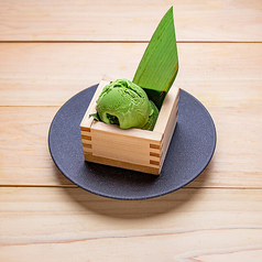 濃い茶のアイスクリーム