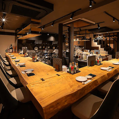 【LIVE感がいっぱいのカウンター席】<1名様～8名様>禁煙席 気兼ねなくおひとり様でもお過ごし頂けるカウンター席。目の前スタッフに今日のおすすめや一押しを聞いたり、オーダーしたお料理が作られていく様子を見られたりと、楽しく過ごせる特等席です！