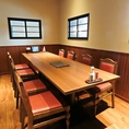 半個室のお席ですが扉を閉めれば個室に！【8名様向け】テーブルの個室です。[横浜/居酒屋/飲み放題/個室/接待/和食/おすすめ]