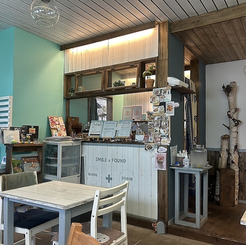 ロープウェイへの坂途中の青と白のsweets＆cafe♪ランチやテイクアウトも◎