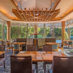 窓一面に広がる日本庭園はどこから見ても四季折々の彩りが美しく、目と心を和ませる癒しの空間です。 飛行機の眺めを間近に楽しむことも出来ます。 ソファ席も完備された広々とした店内はお子様連れでも安心してご利用いただけます。