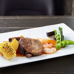 豚バラ肉の煮込みとエビ