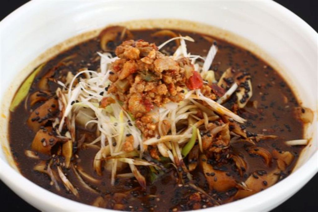大人気メニューの黒胡麻坦々麺★800円！（税込840円）