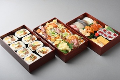 【持ち帰り】にぎり鮨、バラちらし、太巻寿司の写真