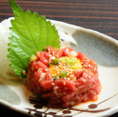 「和牛ユッケ(890円)」、「馬刺し(490円)」、「さくらユッケ(490円)」などの鮮度抜群な肉刺しもぜひお楽しみください。