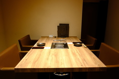 4名様までゆったりご利用いただける完全個室です。