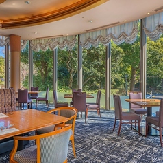 緑あふれる日本庭園を望む明るい店内で、地元の新鮮な食材を使い、素材を活かしつつ季節に合わせて、味はもちろん、見た目にも美味しいお料理の数々をビュッフェスタイルやアラカルトにてご用意しております。