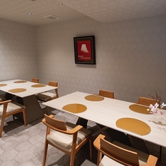 プライベート感を重視した特別な完全個室。裏口から他のお客様のお目にかかることなくお部屋に入れるルートもございますので、大切な方へのおもてなしや接待にもおすすめです。