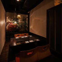 【4名様向け完全個室】雰囲気も自慢の個室！女子会、男子会、会社飲み会、お友達同士や、ご家族にも◎人数に合わせてお席にご案内いたします。様々なシーンに最適な旬の食材を使用した飲み放題付の宴会コースも各種ご用意しています。また単品でのアラカルト用の飲み放題プランも併せてご利用くださいませ。