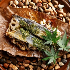 《季節限定》秋刀魚と秋茸の朴葉(ほおば)焼き ~ブルギニオンバターソース~