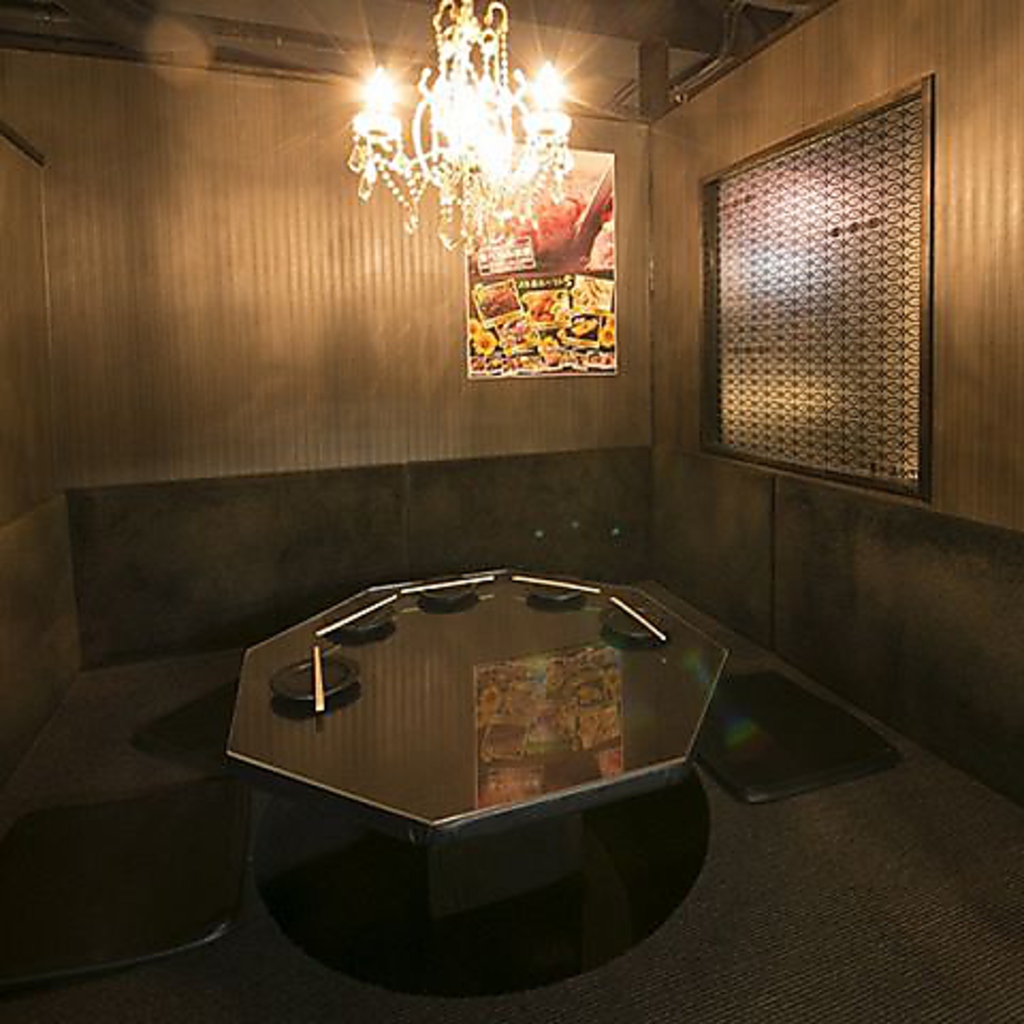 キラキラシャンデリアで女子気分UP！可愛い5名掘りごたつ個室。