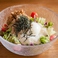きよみず特製サラダ♪鳥味噌ととろろと温泉卵は990円(税込)。女性にも人気です！