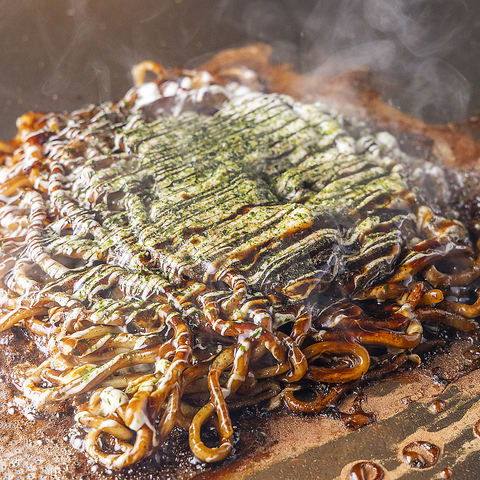 旬の食材を使用した日替わりおばんざいとモダン焼きが絶品！三宮駅すぐの大人の隠れ家