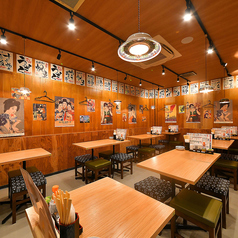 1階/団体様でもご利用いただけるテーブル席は26席ございます。飲み会や女子会、ご家族とのお食事など様々なシーンでご利用ください◎